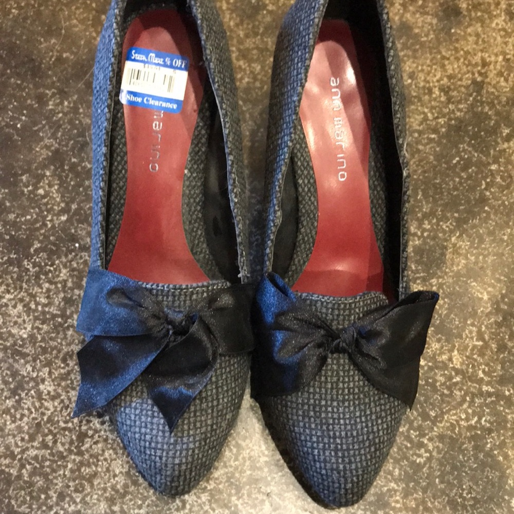 Great closed toe with a bow!